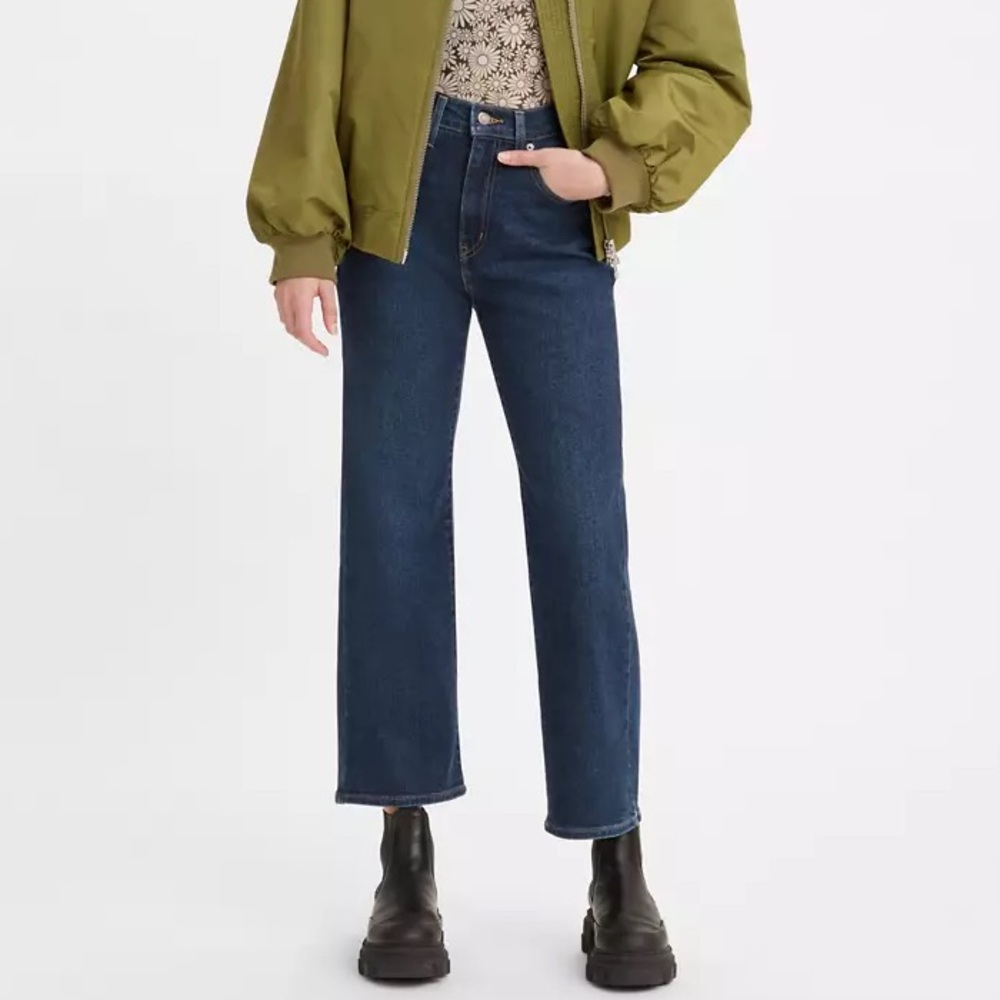 Levi’s High Waisted Crop Flare jeans in Dark Wash Size 30